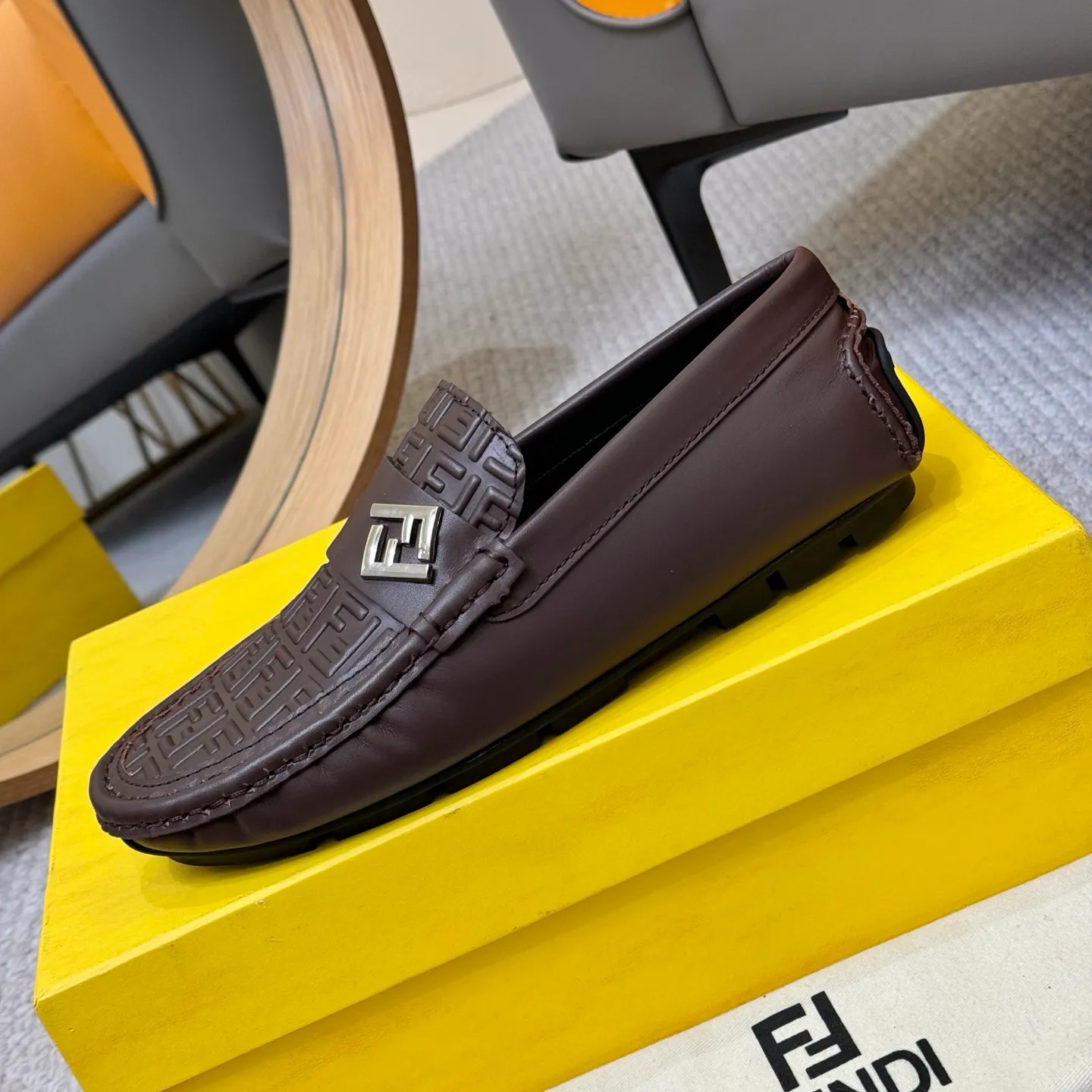 Men's shoes 💰420 [FENDI Fendi] 2⃣️0⃣️2⃣️5️⃣New Milan men's fashion lazy catwalk style ✅ fashionable casual beanie shoes, imported calfskin fabric, super smooth texture, sweat-absorbent and breathable, (sheepskin lining). Metal LOGO on the shoe body, Medusa avatar, irregular avatar, high-end craftsmanship logo✅ French Loft set foot design style 👟Low-key and elegant, great on-foot effect... Men's shoe size: 38-46 (4-12)